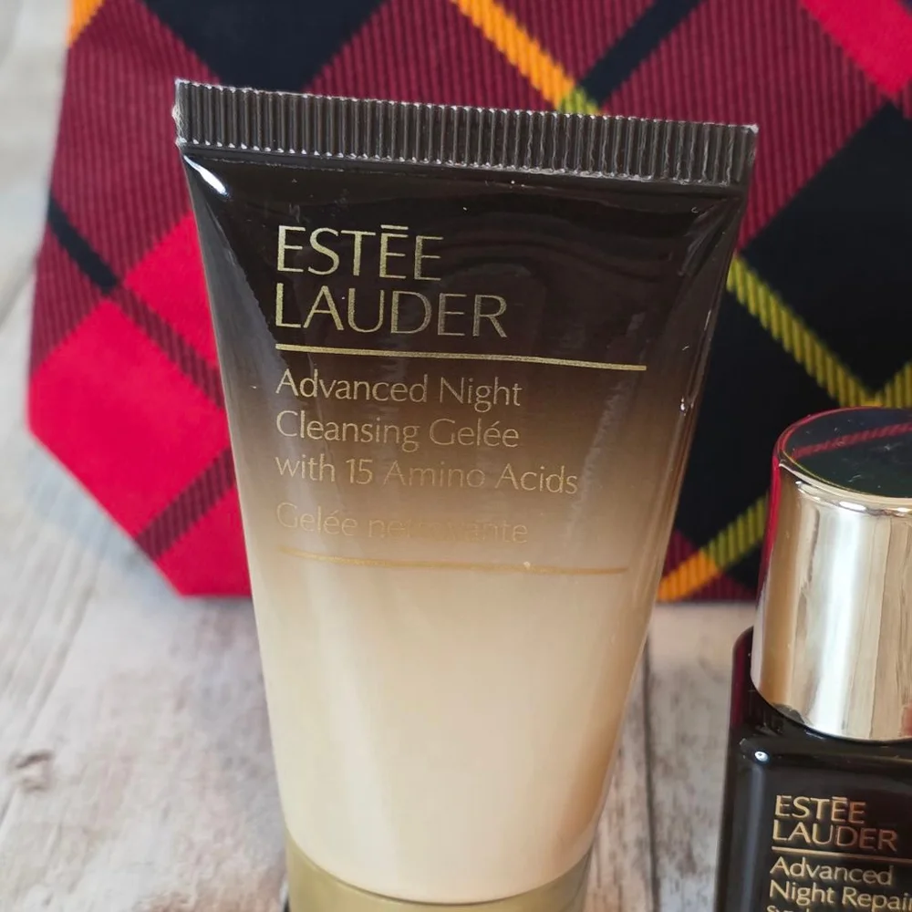 Women's Estée Lauder set of 6 travel size